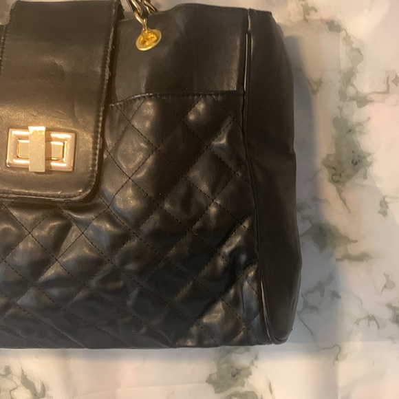 🎒 Aldo Quilted Black & Gold Shoulder Bag with Lock and Chain - Picture 5 of 14